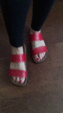 Bewundere meine rot lackierten Fußnägel in Birkenstocksandalen